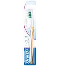 PROCTER & GAMBLE Srl Oral b classic care spazzolino medio 